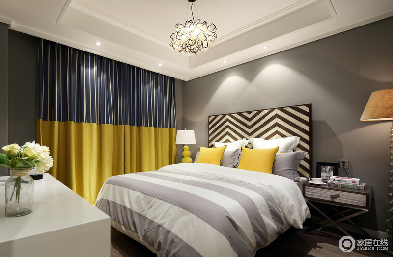 藏蓝白条纹与金色接壤的窗帘为卧室带来不一样的气息。