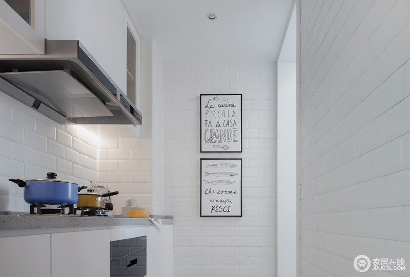 厨房以白色为基调，整体简洁明亮。墙上的挂画为空间更是增添了一丝艺术气息。