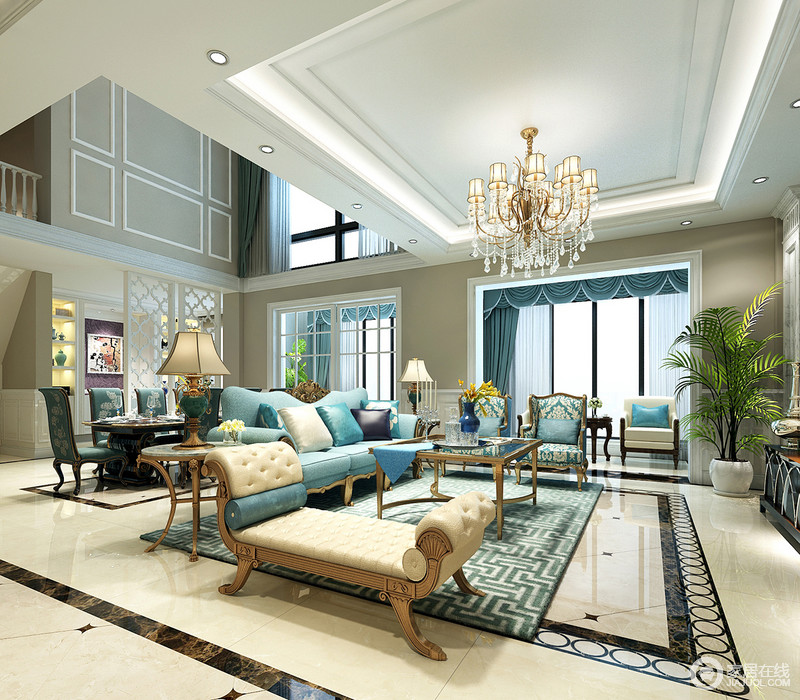 客厅的挑空层高带来开阔的视觉感，淡色的肌底被淡蓝色家具所附着，件件优雅地金属匠意的设计作品是空间中最令人敬佩的艺术。