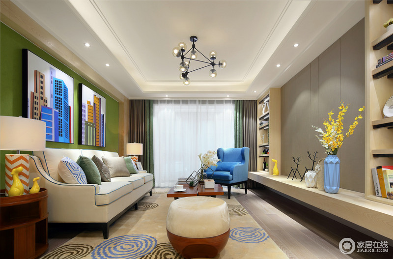 画品、沙发、装饰品，色彩搭配协调，每个色系都可延伸。