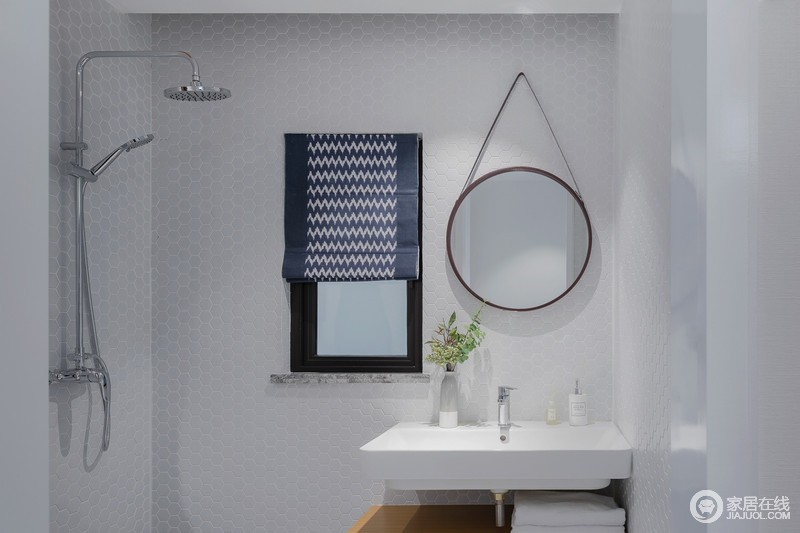 卫生间采用黑与白的色彩搭配，呈现出一个成熟稳重的卫浴空间。