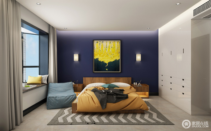 卧室将墙面粉刷为紫色，与黄色调的自然花景形成时尚的艺术风，方体壁灯微黄色的光让立面更魔幻；白色衣柜与其形成色彩反差，添置黄色床品和灰色波纹地毯着力打造一个多彩、随性的生活气氛。