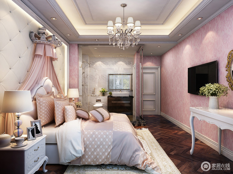 柔美、舒适是整个空间的主调，粉色壁纸和粉色床幔构成古典和谐，欧式吊灯与空间的面板灯营造着和暖之光，曲线感的白色古典边柜、床头柜无疑为成为卧室的焦点，实用之余，古韵十足。