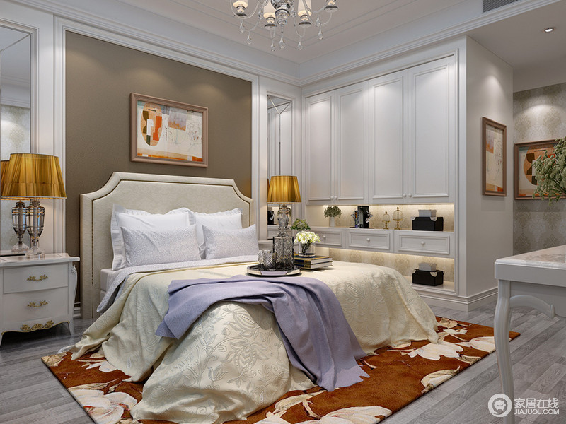 卧室色彩鲜明，米黄、浅紫、莹白、驼色、橙黄与灰色，在印花的缤纷点缀下，呈现出时尚年轻化的迷人魅力。白色的顶面衣柜，造型独特为收纳预留出更多可能性。