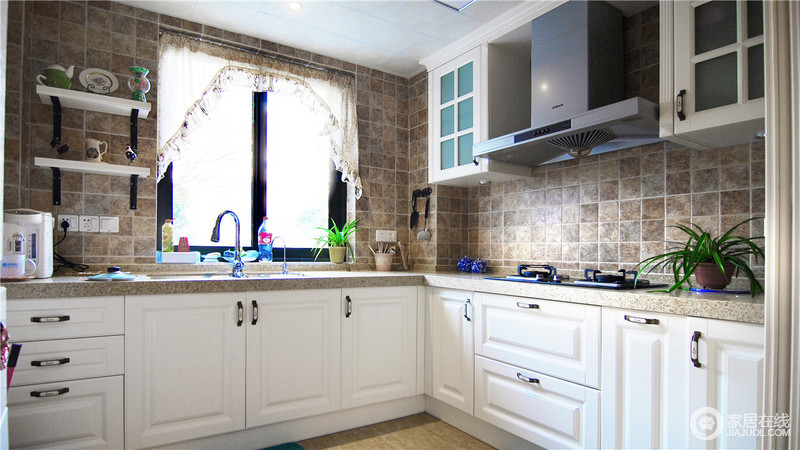 大理石纹大块马赛克墙砖，白色橱柜，厨房设计凸显美式大气。