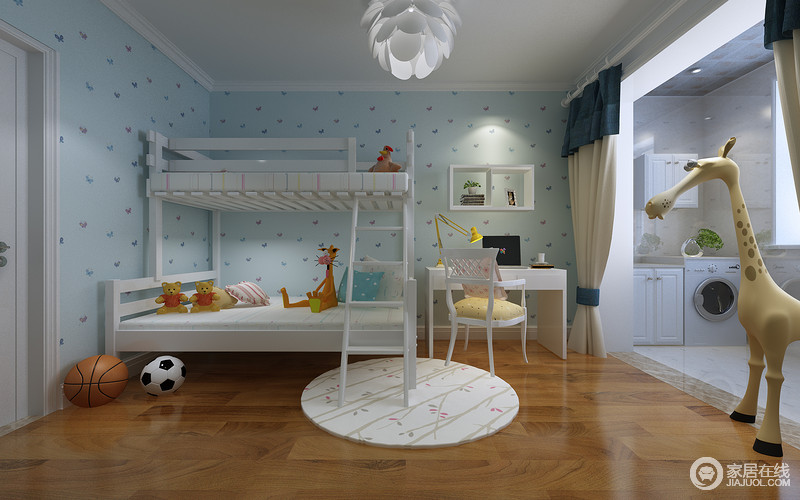 儿童房并未采用相对厚重的中式，而是以更明快活泼的欧式风格营造。上下床的设计能有效释放出更多的活动空间，各种卡通玩物与壁纸上的图案，使空间透着童趣。