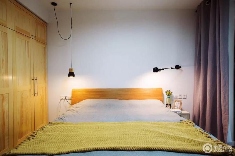 卧室也没有过多的装饰，一边木质小吊灯、一边伸缩壁灯，令光源诠释出独立静谧的休憩氛围。