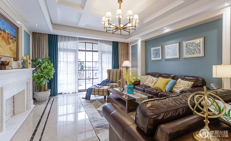 整个客厅的主色调以蓝白为主，营造清新的格调，实木家具与美式沙发组合因为彩色靠垫都了跳跃感，蓝色与驼色窗帘将空间的空灵与素静和盘托出，尤为得体。