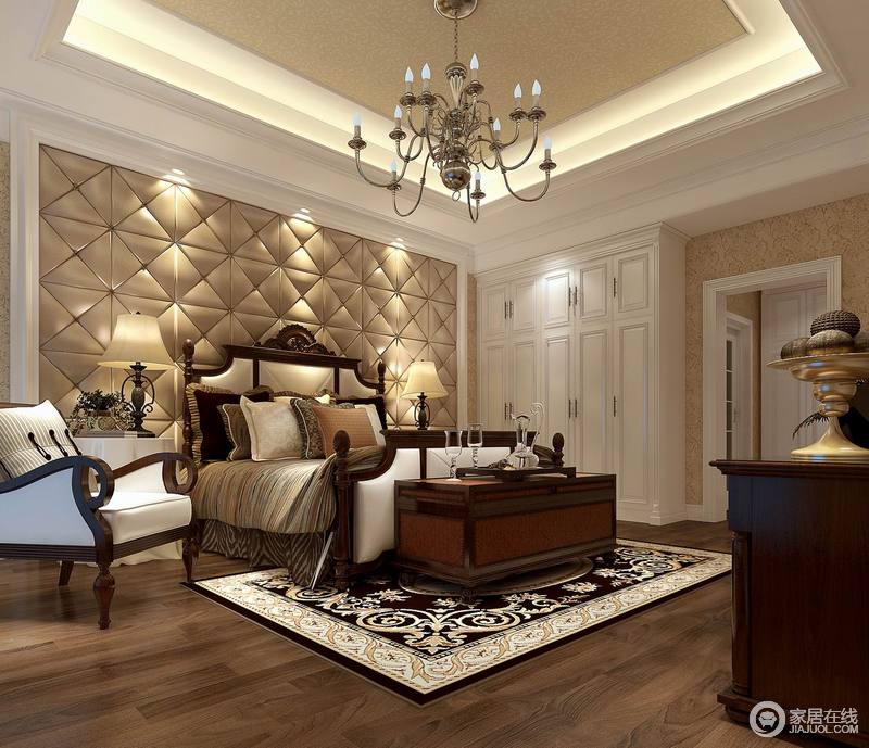 卧室中的四柱床多了些古典气质，搭配深色及条纹床品更显大气，箱体式床尾柜调染了空间里的浪漫。