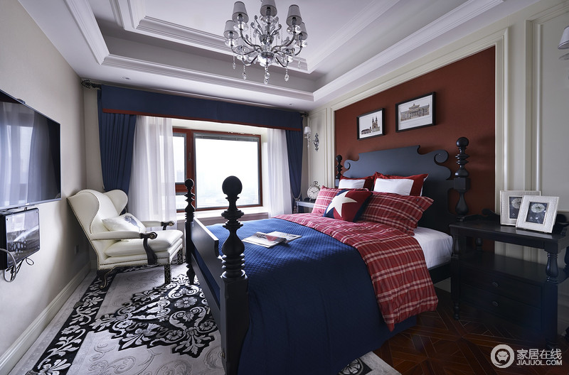 卧室的设计以蓝与红为主色，提升了整体居住的品质感，缓冲着黑檀木四柱床的复古，不乏时尚气息；空间得体的用色，让家具之间搭配出经典之韵，黑与白的强烈对比更具品质尽现！