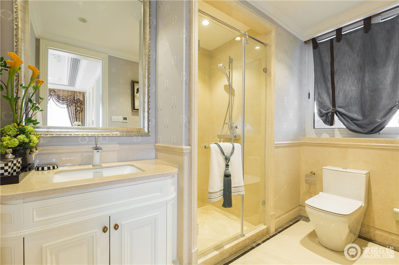 白色造型的台盆柜搭配金色边框的镜子显得古典而又高贵，干湿分离的卫生间更加方便打扫。