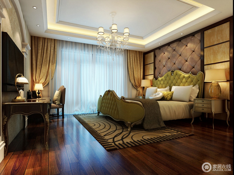 极具欧式新古典的双人床，与背景墙上的软包，缔造了空间端庄高雅的格调，几何曲线的地毯使精致中透着几分时尚活力。棕红色的雕花实木梳妆台，则平添空间的奢华贵气。