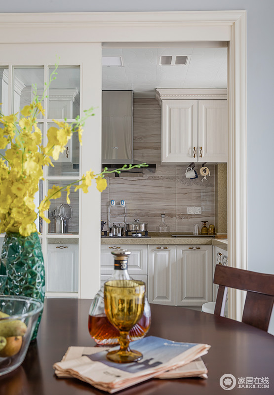 白色的厨房看上去简单通透，加上开放式的空间布局，让整个厨房成为生活中惬意舒服的空间，推拉门的设计解决了油烟问题，着实实用。