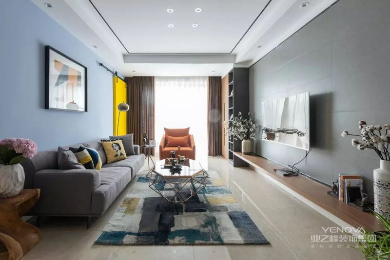 客厅地面通铺浅色瓷砖，蓝色乳胶漆墙面搭配亮黄色谷仓门，让空间形成强烈对比色，吸引人眼球。

