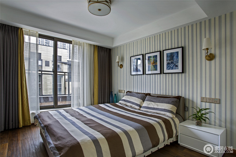 卧室的床品和墙面装饰在色调与风格上相呼应。