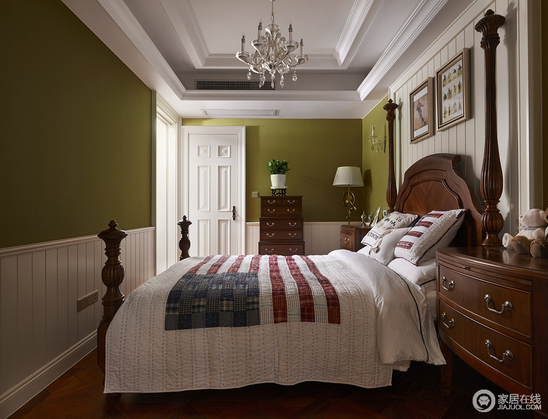 虽然卧室的家具为以厚重的实木为主，设计师为了改善房间里浓重的传统美式氛围，以草绿色粉刷墙面，令古朴和传统中不乏清新和现代朝气。