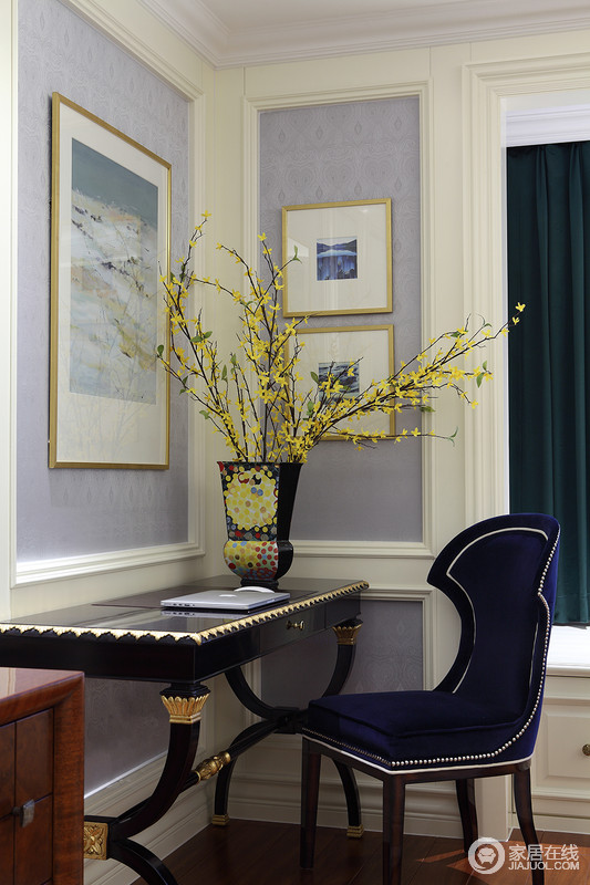 在房间中的一角设置一个无人区来让自己放空，欧式线条的边柜和单人椅象征着沉着与冷静，黄色的花、留白的画象征着风意盎然。