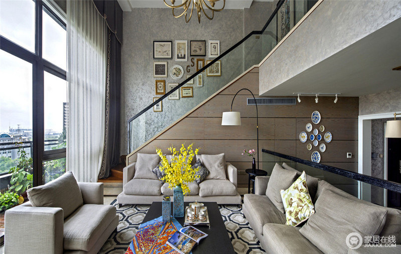 客厅的布置大气，野性，符合主人的性格特点也表达了设计师的设计理念。