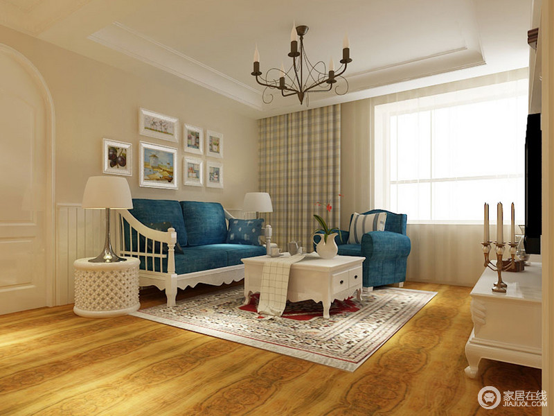 温暖的米驼色墙面拼接白色木栅，既有层次，又奠定空间舒适轻松的基调；围合出客厅区域的家具，色调对比鲜明，清新的白色愈发显得海蓝的深邃雅致；格纹窗帘和花卉地毯的渲染，则为空间点缀出一丝浪漫情调。