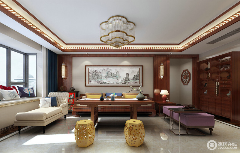 客厅拥有宽敞的飘窗，引入明媚的自然光线，使空间多了份开阔敞朗感；欧式新古典沙发混搭着中式实木家具，显得别致又独特；家具和布艺色彩的配搭，也为空间增添了婉雅柔情。