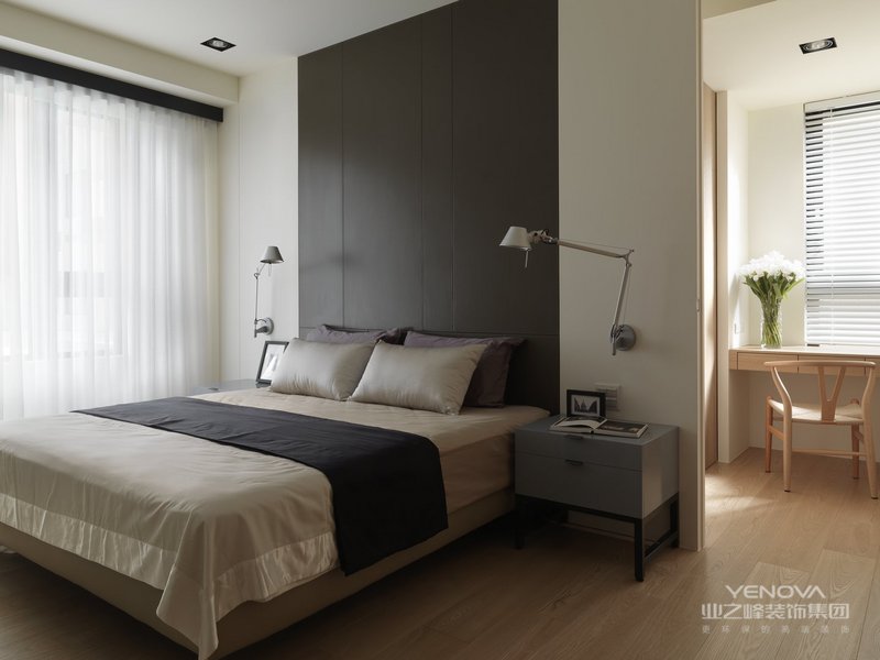 主卧静谧深色床头背景墙，原木床和洁白的被单，给人简单舒适的氛围感。

