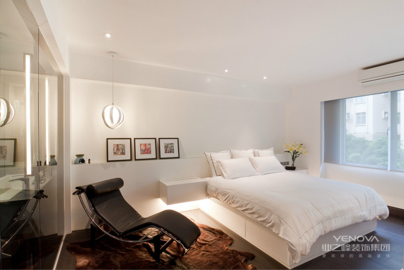 卧室还是以简单为主，简单洁净，白色的床品，很符合业主的独特装饰

