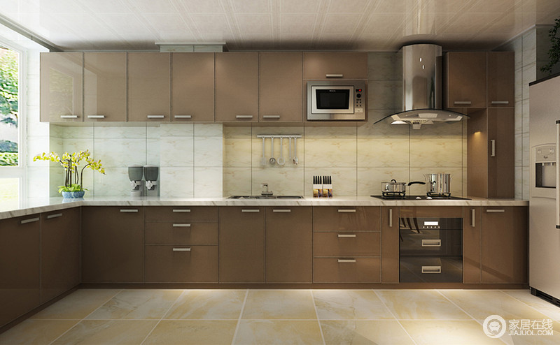 由于对厨房实用性的考虑，将厨房打造为一个耐磨，耐用的空间；选用咖啡色既美观又便于清洁。
