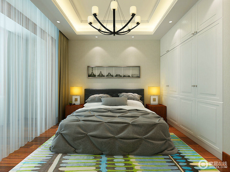 清爽的质感弥漫在卧室里，灰色床品带着质感的纹理与多彩印花地毯形成空间的丰富性。白色大衣柜通顶而立，拔高居室，空间仿佛宽敞不少。