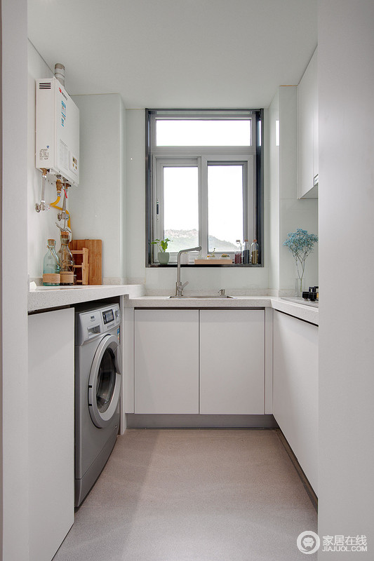 厨房面积不大，紧凑的布局却彰显着慵懒和惬意的生活气息；设计师利用简洁的造型来体现实用性，以白色来突出整洁度，提升了小空间的视野。