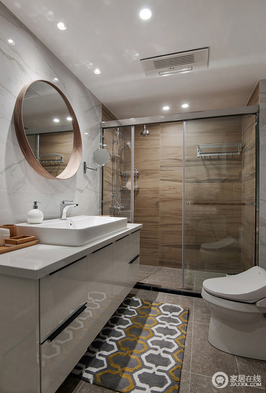 卫生间采用干湿分区，墙面用仿石材花纹的墙砖，搭配简约的浴室柜和梳妆镜，使得整个空间干净清爽。