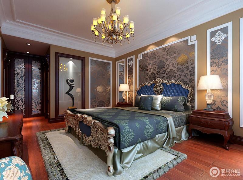 卧室规整的线条造就了结构上的利落，驼色漆的墙面因为几何状的金箔壁纸添置新地华丽；蓝绿色的床品具有复古时尚，给予色彩，也赋予舒适。