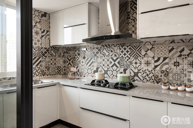 厨房采用纯白色橱柜不添加任何多余的造型，墙面用花砖饰面，存托出一种时尚感，让厨房的油烟感瞬间消失不见。
