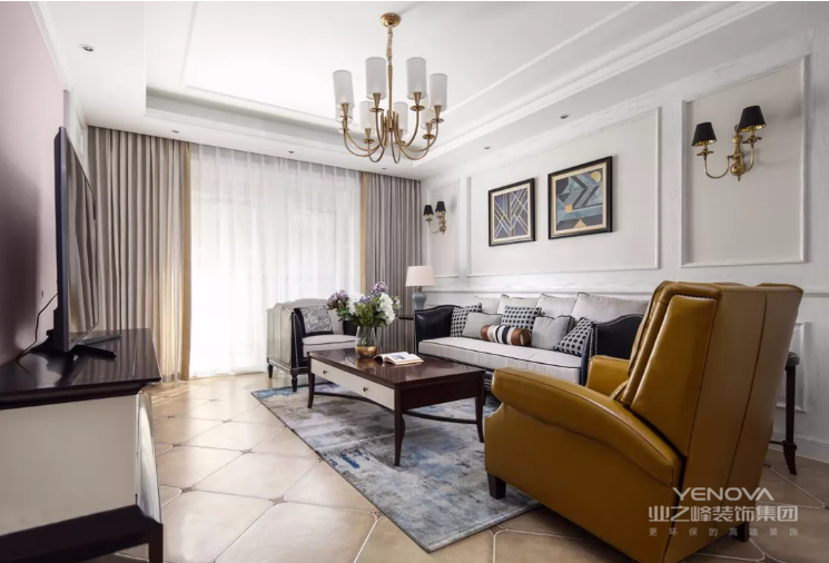 沙发、茶几与壁灯之类的家具都很上档次，黑、灰、金三种颜色尽显时尚协调感。

