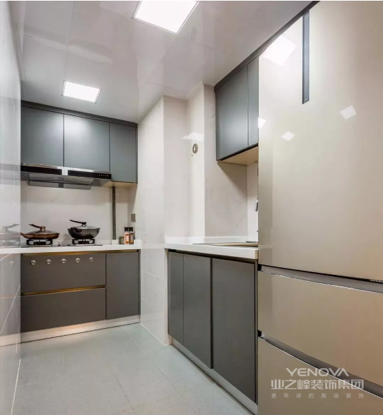 厨房，浅色瓷砖搭配深色橱柜门，小厨房功能全。

