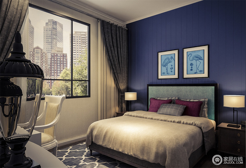 虽然卧室的面积不大，但是设计师以紫蓝色的背景墙让空间更为唯美，而浅蓝色鸵鸟对视的画作表达了深情之恋，更富生活哲理；藏蓝色几何地毯让沉寂的岁月更为优雅，生活的更惬意。