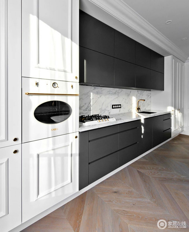 厨房设计的现代感十足，设计师为了突出空间层次，将白色收纳柜和黑色橱柜进行组合，以夹带的方式打造出一个整洁、利落的空间。