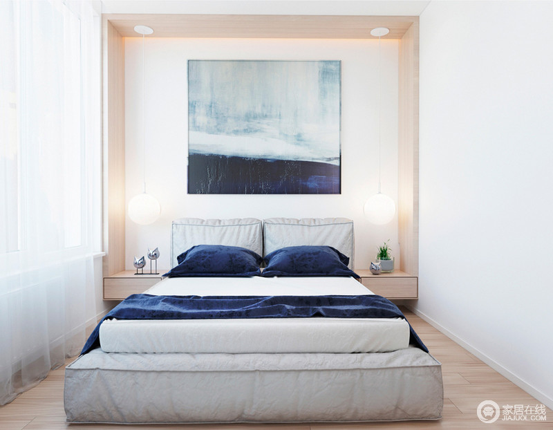 蓝色的色调在卧室里回来。在这里,一个灰色的豪华床立即与蓝色的床上用品让人想起大海。