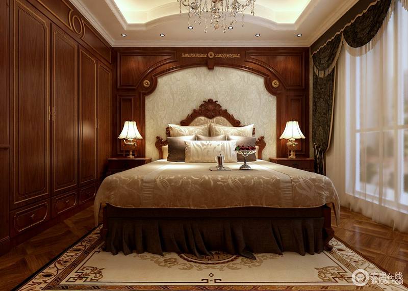 褐木打造得空间没了轻飘和不稳妥之地，反而让居者更能感受到一份厚重和家的味道；经典款式床人床知微见著，体现着欧式设计的新活力。