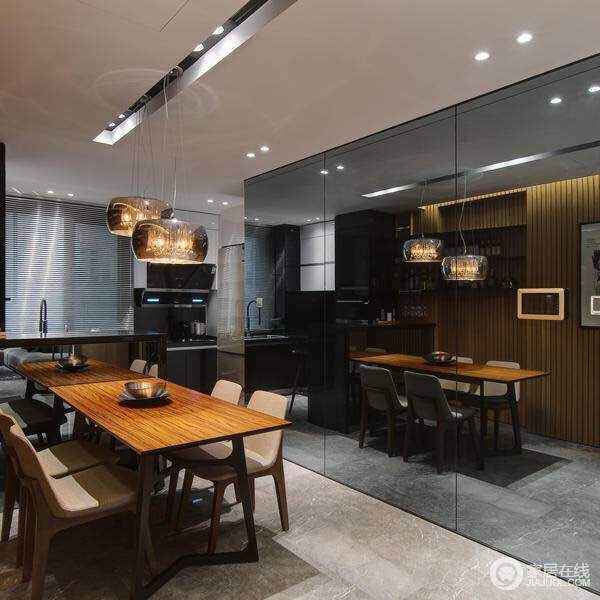 大面积的黑色烤漆玻璃反射也延伸了餐厅空间感。