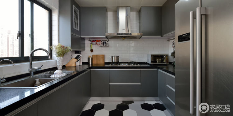 厨房区域空间设计上，长条白瓷砖与不规则的六角砖，形状上碰撞，但颜色上保持着整体空间基调一致性。