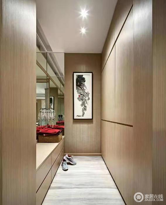 走廊榻榻米设计，借空间来将收纳和储物功能做最大化设计，东方之韵的挂画，与原木材料的木柜形成一种温和隽雅。