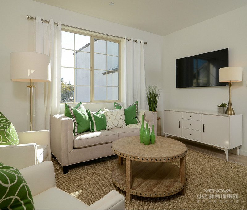 客厅，米白色的布艺沙发、沙发经典美式风格搭配，整个空间简约大气。


