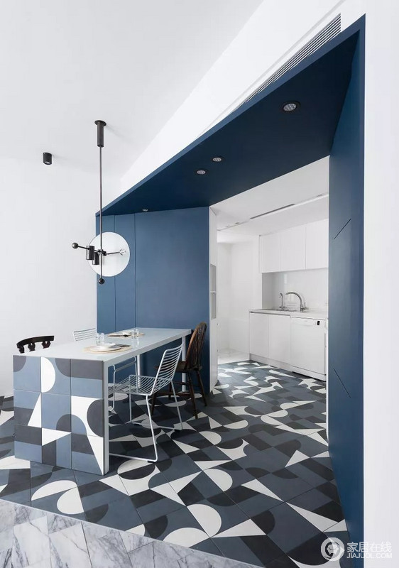 厨房采用了开放式设计，空间开阔而又明亮，厨房与餐厅相连，方便快捷，整体蓝白色调，更先现代优雅，特别是几何地砖和柜面的设计，增添了不少现代风采。

