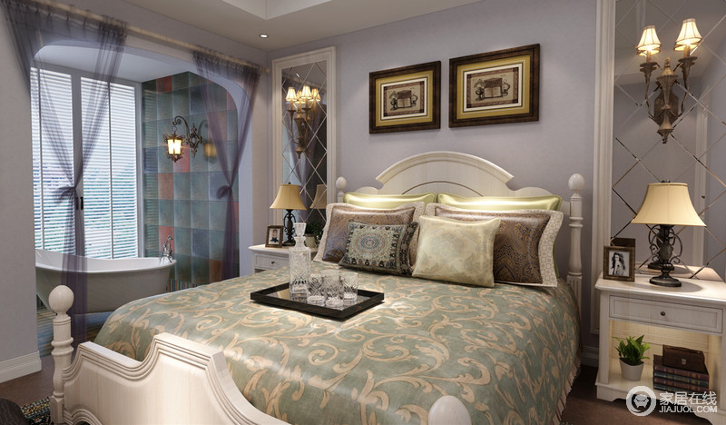 床头背景采用银镜，使空间感得到延伸；床品和纱幔的搭配让整个主卧充满浪漫与温馨。