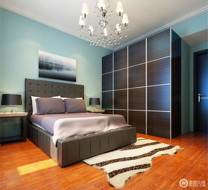 卧室色调看上去充满了碰撞感，清爽的淡蓝色、沉稳硬朗的深褐色、温婉雅致的浅紫色和简朴自然的棕木色，为简练的空间创意的注入了混搭式的别具一格。