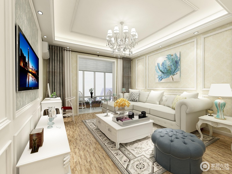 在客厅配色方面，主要以蓝白色彩为主，辅以暖色调的软装进行点缀，简约的电视柜，清新的小盆栽，灰褐色的方形地毯，为这静谧而柔和的客厅加色了不少。