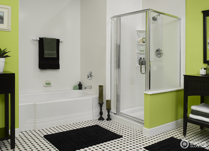 卫浴间以白色和绿色为主，洁净中裹挟着清丽；地面黑白相配的地砖显露着摩登，更令人感到独特；黑色花架和盥洗台丰富了空间的色彩层次，更现代摩登。