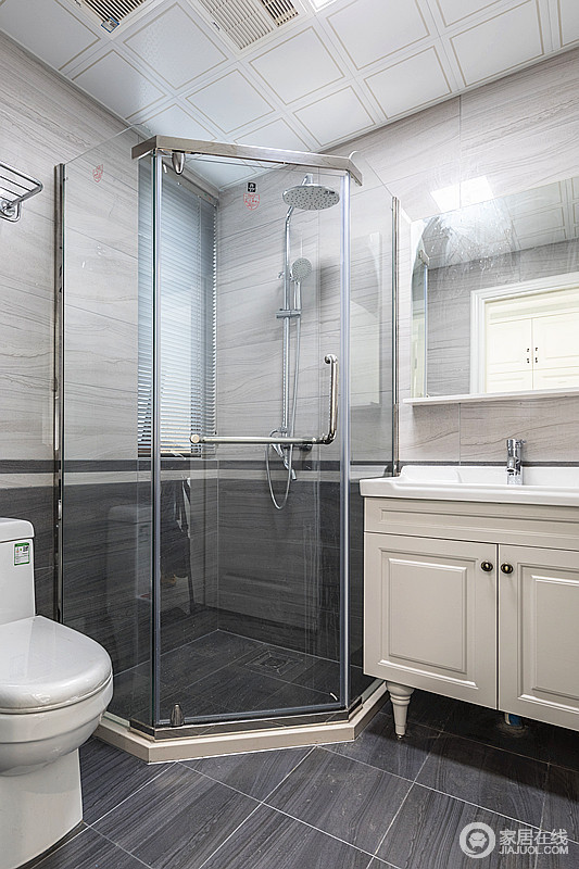 卫生间以米白为主色调，舒适实用，且不失家的温馨，灰色调的瓷砖以不同的深浅对比来构建空间层次，并以干湿分离，让生活足够舒适。