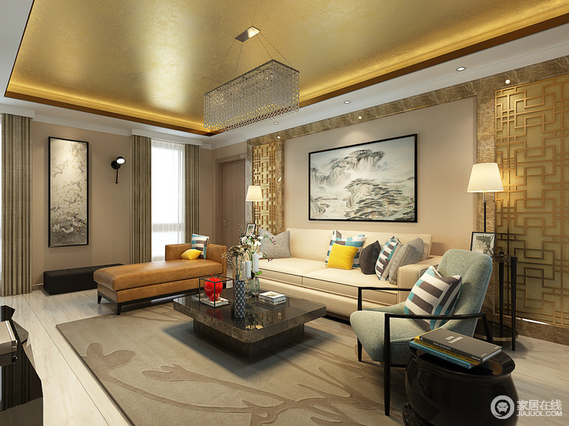 客厅沙发墙上饰以金色的花格窗装饰，与工笔墙画彰显着中式底蕴；天花顶金箔与之呼应，增加了空间的奢贵气质。米白、烟灰与复古黄混搭色的沙发，则体现着现代风尚。