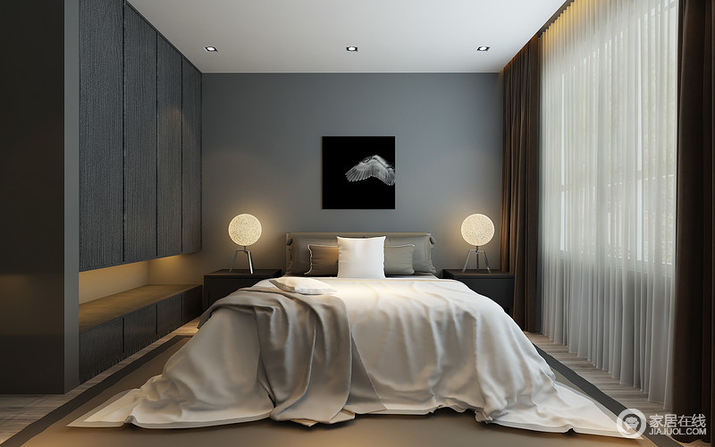 卧室以灰色来营造出安静、低调的充满男性气质的空间氛围，墙面与家具便以不同色调的灰来形成层次。柔软的布艺床品与圆形地球台灯，则在透光的轻纱中带来了空灵梦幻。